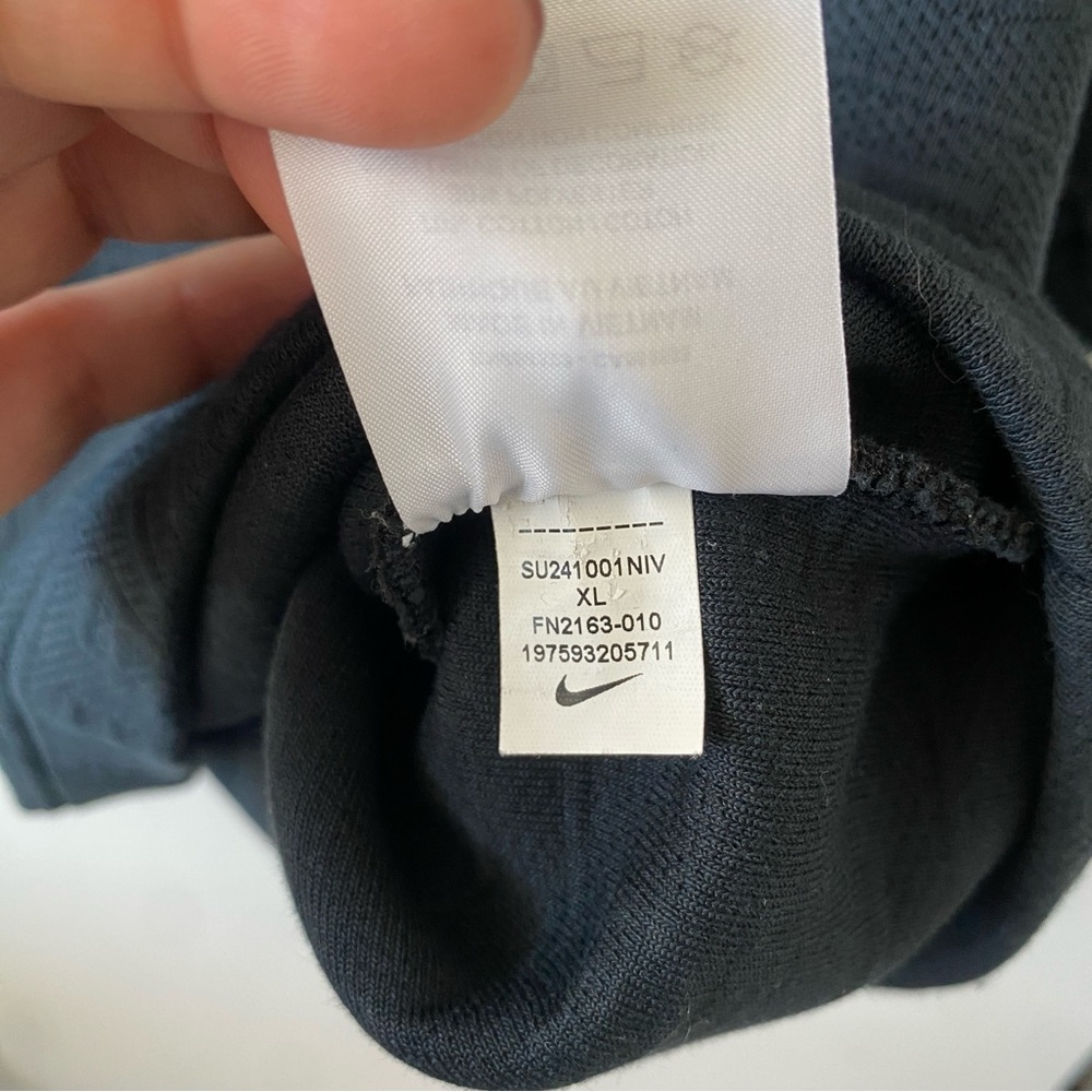 Nike Air Embossed black shirt - Picture 10 of 10